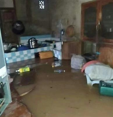 မိုးအဆက်မပြတ်ရွာသွန်းမှုကြောင့်လားရှိုးမြို့ပေါ်ရပ်ကွက်နေအိမ်အချို့မိုးရေ၀င်