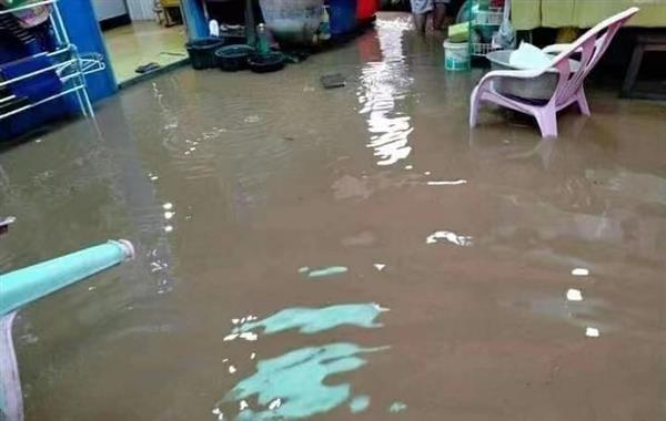 မိုးအဆက်မပြတ်ရွာသွန်းမှုကြောင့်လားရှိုးမြို့ပေါ်ရပ်ကွက်နေအိမ်အချို့မိုးရေ၀င်