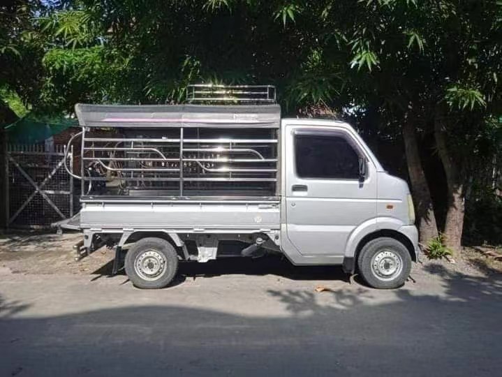 မန္တလေးတွင် လမ်းဘေးရပ်ထားသော ခွေးဘီလူးကားတစ်စီး အခိုးခံရ