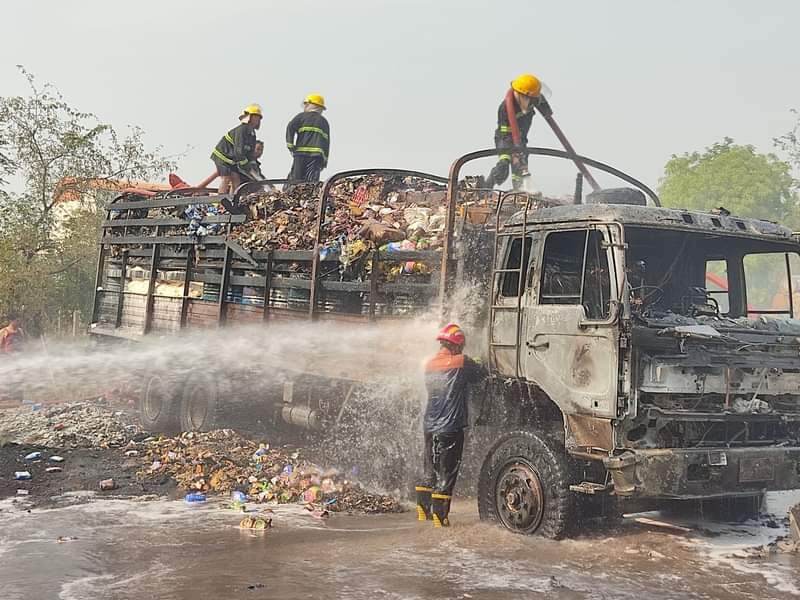 ဆီပေပါများ၊ ကုန်စည်များ တင်ဆောင်ထားသည့် မော်တော်ယာဉ်တစ်စီးမီးလောင်