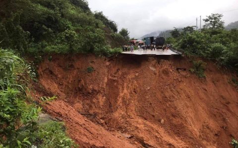 မြဝတီ-ကော့ကရိတ်အာရှလမ်းမကြီးယာယီလမ်းပိတ်ထား