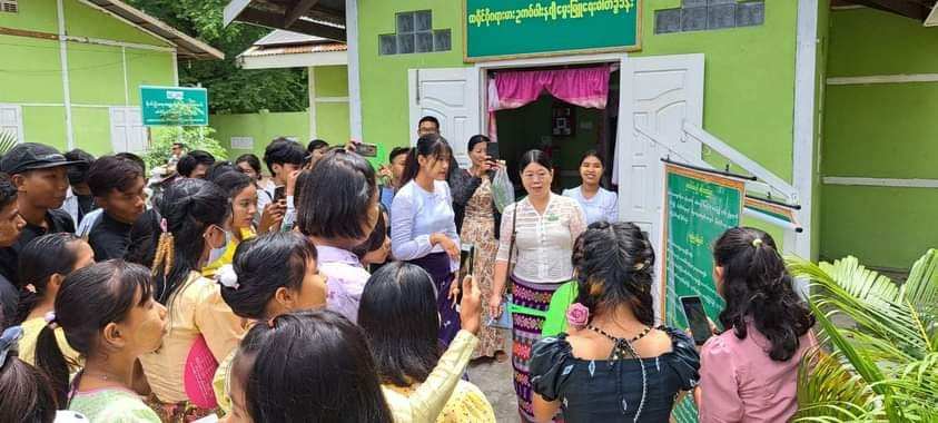 စိုက်ပျိုးရေး၊မွေးမြူရေး အထက်တန်းကျောင်း(အလုံ)မှ ကျောင်းသားကျောင်းသူများ မုံရွာမြို့နယ်စိုက်ပျိုးရေးဦးစီးဌာနတွင်လေ့လာ