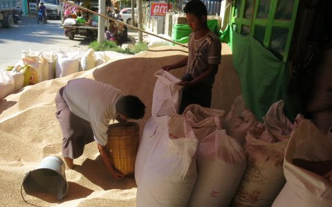 အောက်တိုဘာလကုန်ရက်ပိုင်းတွင် ပဲ၊နှမ်းဈေးကွက် တစ်ခုလုံး ဈေးအေးနေ