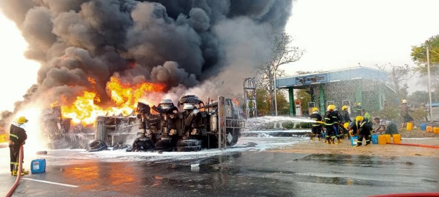 ရန်ကုန်-မန္တလေးလမ်းဟောင်းတွင် ဆီဘောက်ဆာကား မီးလောင်မှုဖြစ်ပွား