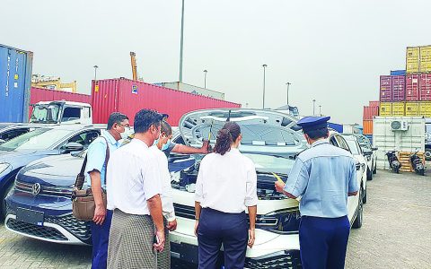 တရုတ်နိုင်ငံထုတ် လျှပ်စစ်သုံးမော်တော်ယာဉ်များ ရန်ကုန်ဆိပ်ကမ်းသို့ ဆက်လက်ရောက်ရှိ